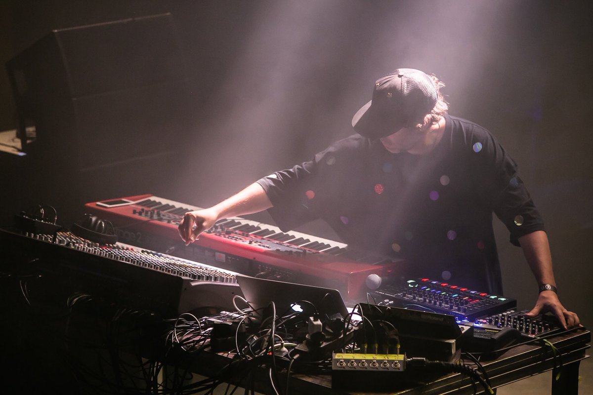 MUTEK_ES's tweet photo. Un live debut que os debíamos desde hace mucho tiempo; el aterrizaje en Europa del nuevo proyecto de uno de los más grandes; y la inmersión total en los trabajos sonoros y visuales de uno de los talentos más inquietos del lejano Japón. #MUTEKES #MUTEKConnect
📸: Phlame https://t.co/QIwd4JlCap