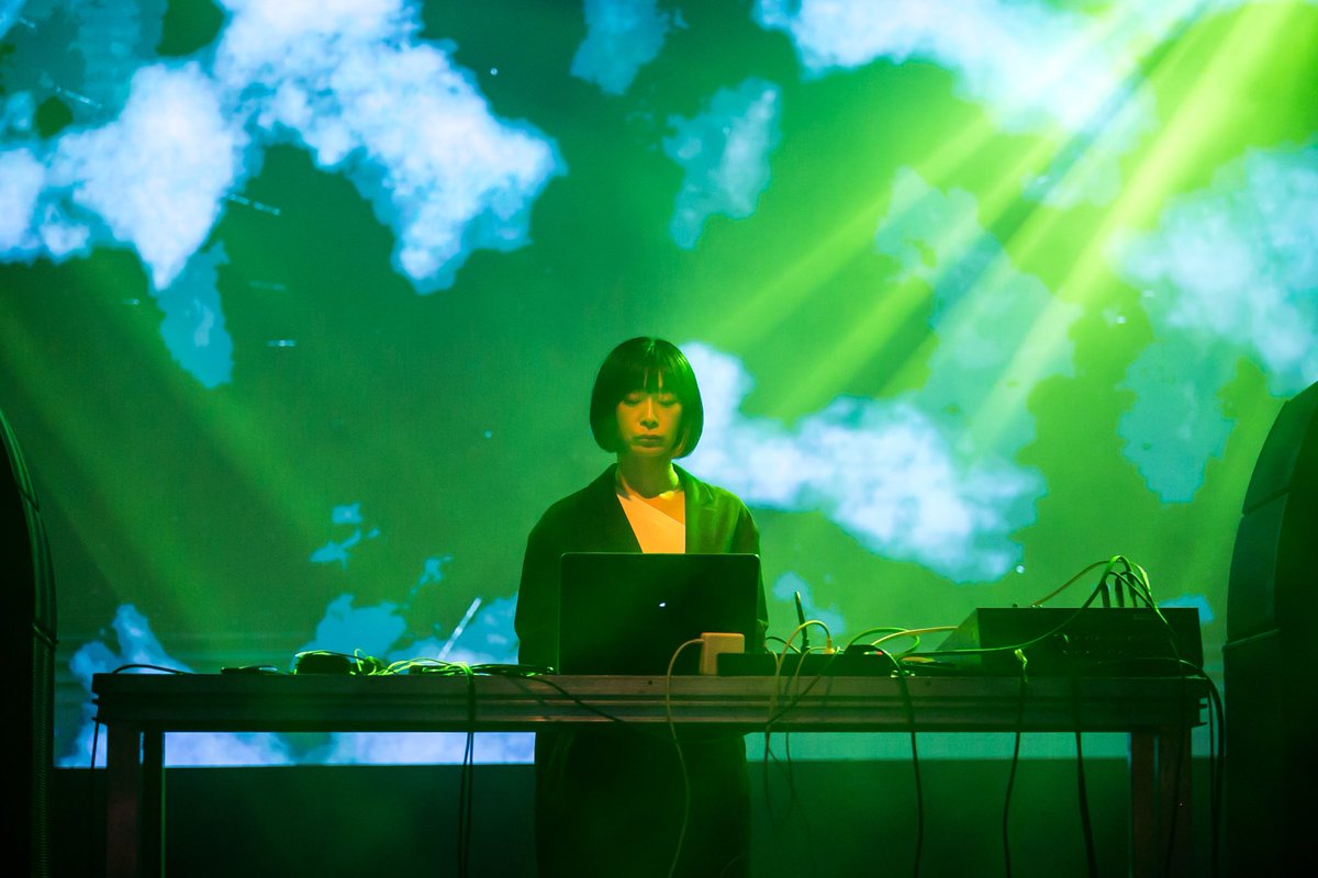 MUTEK_ES's tweet photo. Un live debut que os debíamos desde hace mucho tiempo; el aterrizaje en Europa del nuevo proyecto de uno de los más grandes; y la inmersión total en los trabajos sonoros y visuales de uno de los talentos más inquietos del lejano Japón. #MUTEKES #MUTEKConnect
📸: Phlame https://t.co/QIwd4JlCap