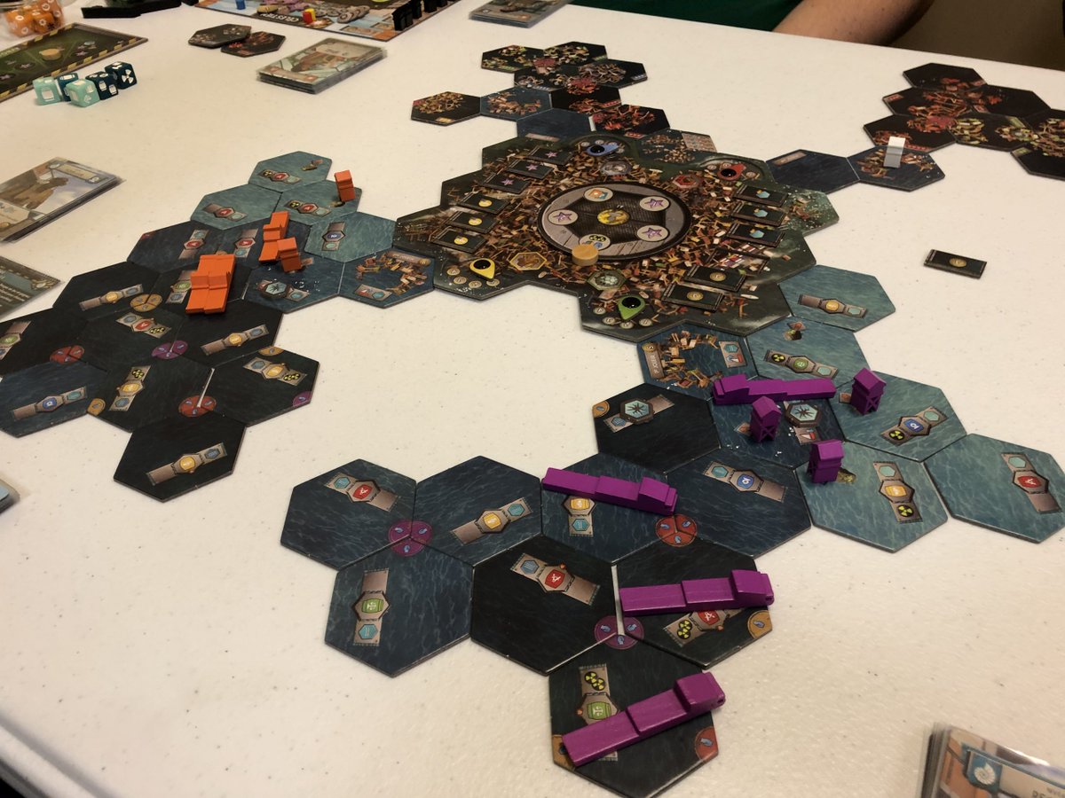 1⃣5⃣😋 samedi 4/12 sur #jdp
🐏Agricola <a href="/Funforge/">Ole Thomas</a> 
🪱 Dune Imperium x3  <a href="/direwolf/">Dire Wolf</a> <a href="/LuckyDuckFR/">Lucky Duck Games - FR</a> 
🌊Flotilla <a href="/intrafingames/">Intrafin Games</a> 

ludophiles.fr/agricola-floti…