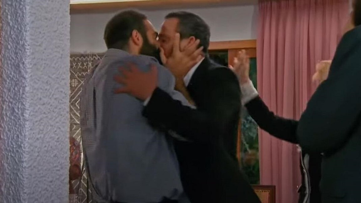 Ένα #γκέι φιλί προβλήθηκε στο χθεσινό επεισόδιο η «Τούρτα της Μαμάς» στην #ΕΡΤ1. 

Οι πρωταγωνιστές αποφασίζουν να κάνουν σύμφωνο συμβίωσης και σφραγίζουν τη στιγμή με ένα φιλί ενώπιον όλης της οικογένειας.
 
#ItourtaTisMamas