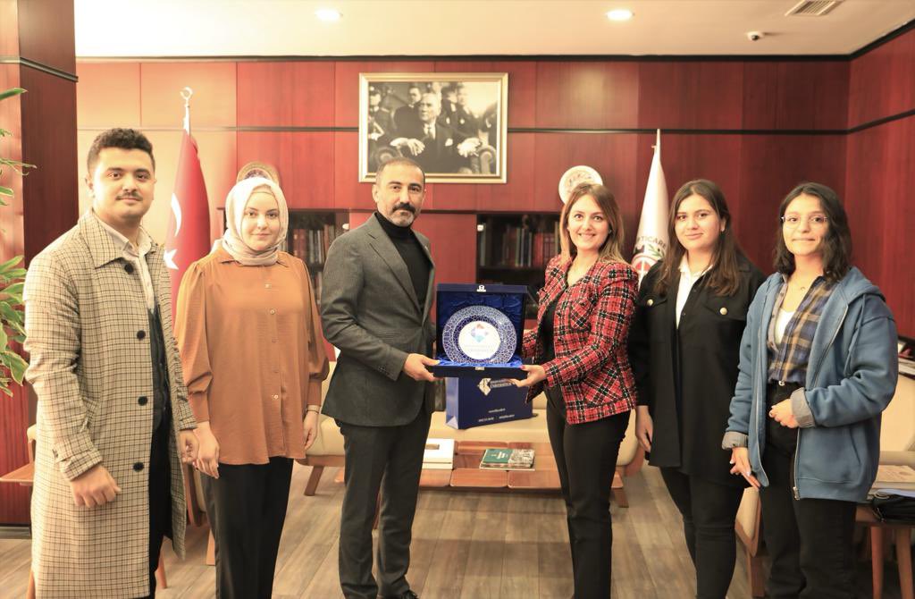 HKÜ İŞLETME TOPLULUĞU  danışman hocamız Dr.Öğr.Üyesi Zeynep ÖZGÜNER ile  ; Gaziantep Ticaret Odası Başkanı Sayın Mehmet Tuncay YILDIRIM’ı (<a href="/MTuncayYildirim/">Mehmet Tuncay Yıldırım🇹🇷</a> ) makamında ziyaret ettik. 

Misafirperverliği ,sohbeti ve kıymetli hediyesi için kendisine çok teşekkür ediyoruz .