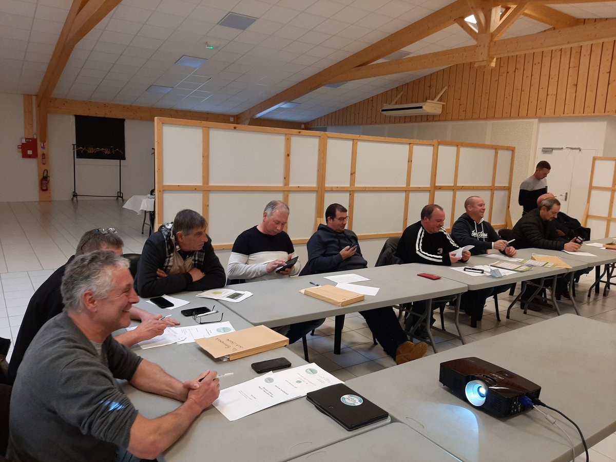 FDSEAVendee's tweet photo. Poursuite des réunions UCSEA sur Pouzauges. Présence de quasi tous les SEA. Vie des communes, acquis et défense syndicale, lien avec les #JAVende, lutte contre nuisibles #Gdon https://t.co/27kCVuz8cb