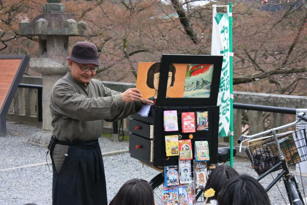 World Kamishibai Day (7/19) Het woord 'kamishibai' komt uit het Japans en betekent 'papier theater'. In dit artikel op het Schoolvertellerblog kun je meer lezen over de Japanse herkomst van het vertelkastje.
schoolverteller.nl/de-oorsprong-v…
#kamishibai #vertelkastje