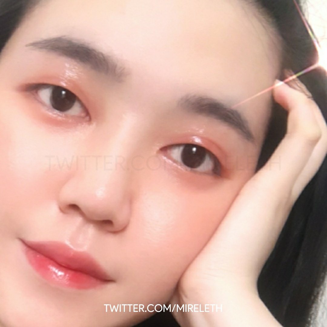 mulvely's tweet photo. Kemarin post ini di story dan lumayan banyak yang tanya cara bikin wet eye look kayak gini. Jawabannya pakai produk Naming (@Naming_Global). Sebenernya bisa pake lip gloss tapi agak beda. Should I make a short tutorial? 🤔 https://t.co/wAtdmGJ1PX