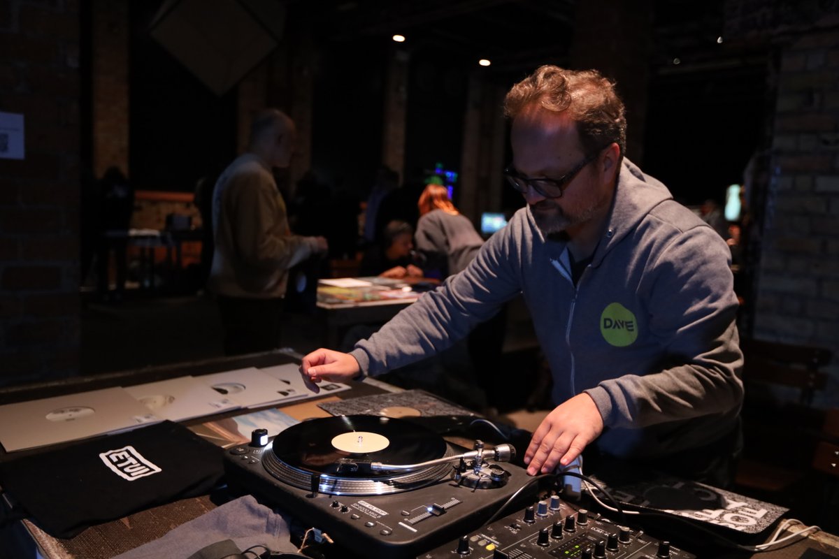 DAVE (@davefestival) on Twitter photo DAVE Retrospective 2021
DAVE Labelmarkt im <a href="/sektor_evo_revo/">Sektor Evolution/Revolution</a> – 09.10.2021
Pics by Roman Schlaack (instagram.com/felkeneyer)
& Don Trakos (instagram.com/don_trakos)
Mit dabei waren unter anderem:
<a href="/StachyDj/">® AV limited ™ // AV DIGITALIS</a> <a href="/ANUSRecords/">ANUS Records</a> <a href="/etuirecords/">Etui Records</a> <a href="/FormerCityRec/">Former City Records</a> <a href="/sojus1music/">Søjus1</a> <a href="/UncannyValleyDD/">Uncanny Valley Rec.</a> DAVE Retrospective 2021
DAVE Labelmarkt im <a href="/sektor_evo_revo/">Sektor Evolution/Revolution</a> – 09.10.2021
Pics by Roman Schlaack (instagram.com/felkeneyer)
& Don Trakos (instagram.com/don_trakos)
Mit dabei waren unter anderem:
<a href="/StachyDj/">® AV limited ™ // AV DIGITALIS</a> <a href="/ANUSRecords/">ANUS Records</a> <a href="/etuirecords/">Etui Records</a> <a href="/FormerCityRec/">Former City Records</a> <a href="/sojus1music/">Søjus1</a> <a href="/UncannyValleyDD/">Uncanny Valley Rec.</a>