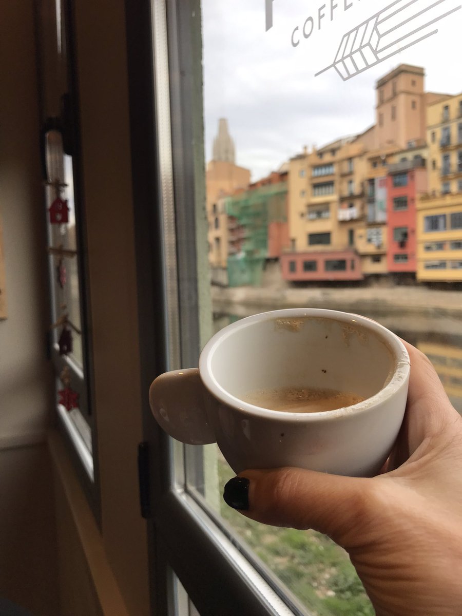 CarmeBusquets's tweet photo. El cafè si es amb vistes, molt millor !!!
Adoro aquesta ciutat, perdrem pels seus carrers empedrats, i gaudir de cada instant. !!
#dimarts #decembre #pont #moments #calma https://t.co/12LSkGwJVo