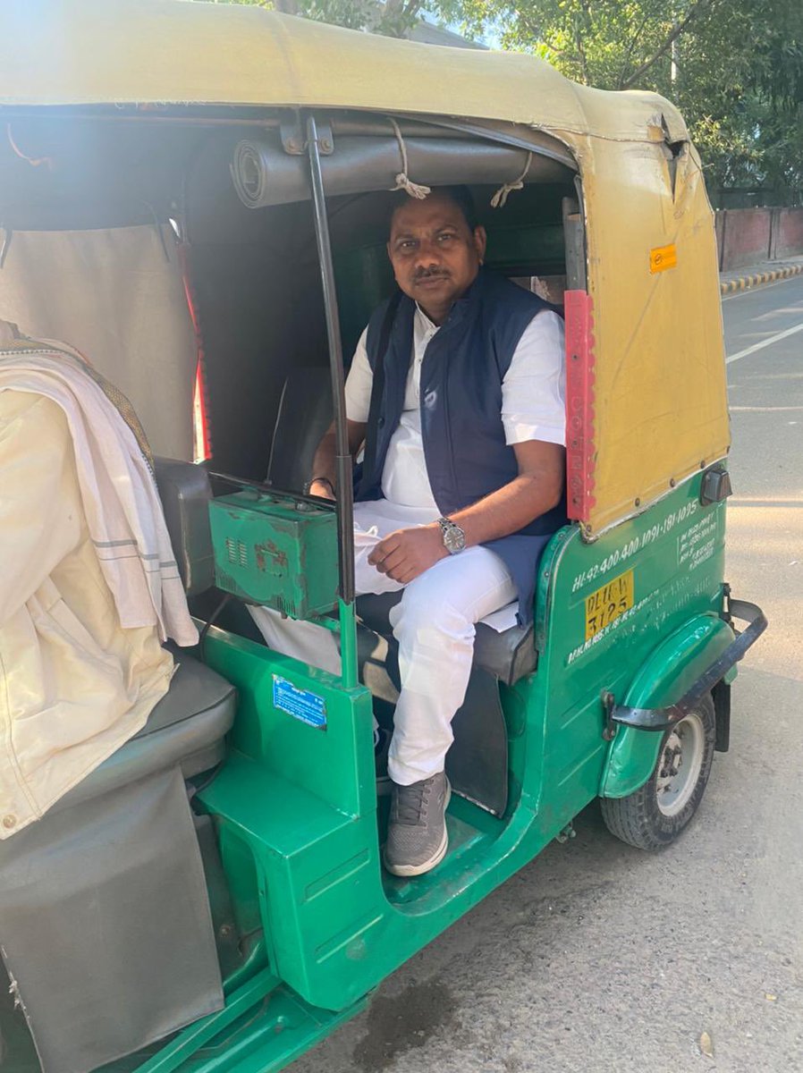 prabhunvasava's tweet photo. संसदीय दल की बैठक में जाते वक्त 🛺 https://t.co/pjvzMuHfFn