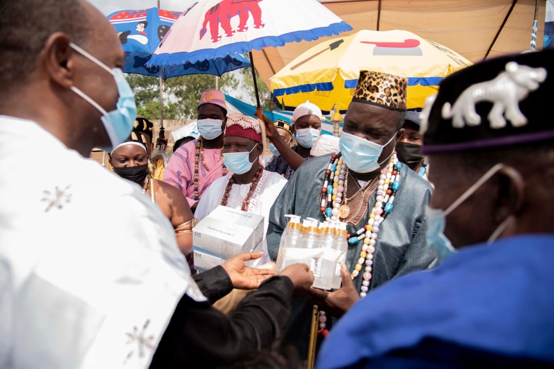 oms_benin's tweet photo. Merci à l'@USEmbassyBenin pour son engagement en faveur de la vaccination contre la #COVID19 au 🇧🇯  et à l'#USAID #Bénin pour avoir offert un lot de 5⃣0⃣0⃣0⃣0⃣ masques et gels hydroalcooliques aux Haut Conseil des Rois du Bénin. https://t.co/KBNUVR8Tlz