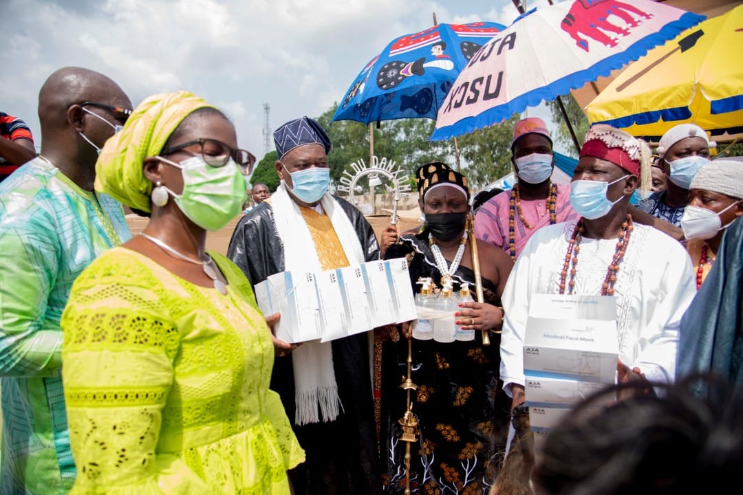 oms_benin's tweet photo. Merci à l'@USEmbassyBenin pour son engagement en faveur de la vaccination contre la #COVID19 au 🇧🇯  et à l'#USAID #Bénin pour avoir offert un lot de 5⃣0⃣0⃣0⃣0⃣ masques et gels hydroalcooliques aux Haut Conseil des Rois du Bénin. https://t.co/KBNUVR8Tlz