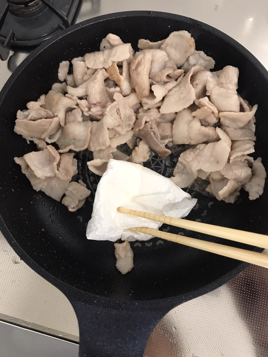 お肉のカロリーを減らしたいなら「油をひいて炒める方が良い？」