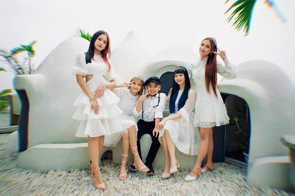 GlobalStarbe's tweet photo. [ #StarBe ] On Instagram;

Apa yang kalian temukan di scene ini?! Komen dibawah ya 🥰🤍
.
@starbeofficial with @skybeofc ✨
.
Dreamy Concept Photoshoot 🍰

.
#starbe4thsingle #StarBe #ShowTheStarInYou #CheesecakeStarBe https://t.co/H2J9nrsPVc