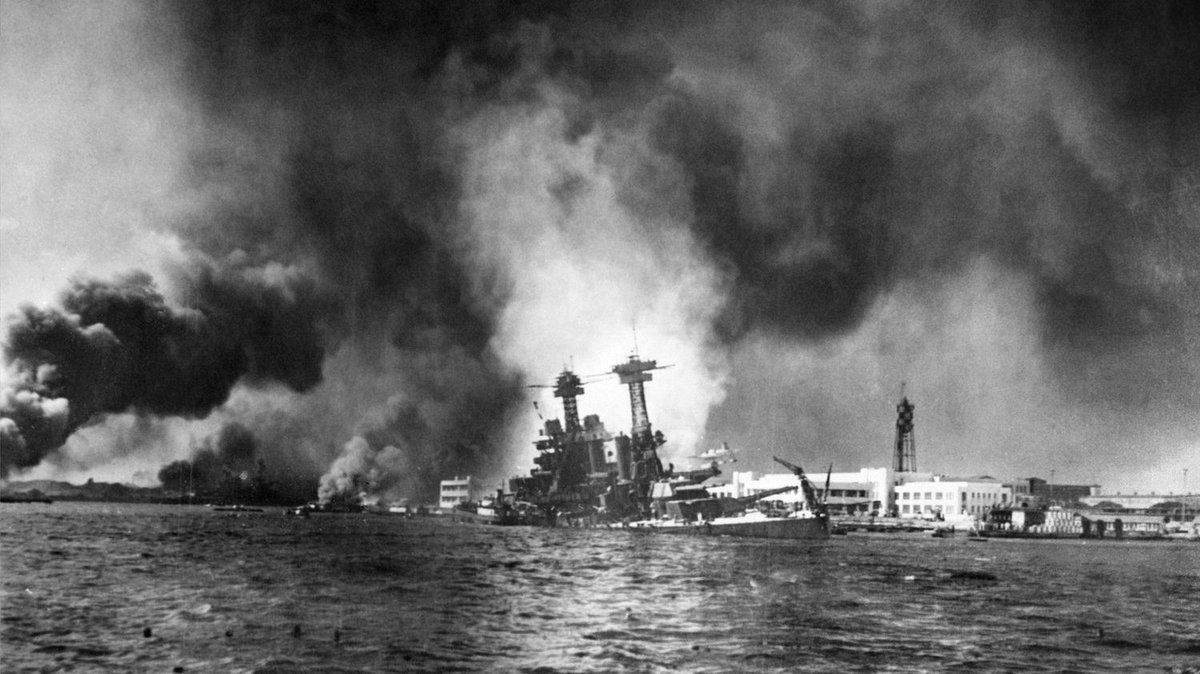 TeamCastagnet's tweet photo. 07 Décembre 1941:
80 ans nous séparent de l'attaque de Pearl Harbor.
La 1ère flotte aérienne Japonaise (Kidō Butai) attaque par surprise la base Américaine de Pearl Harbor.
188 avions Américains et 29 avions Japonais sont détruits.
🇺🇸😢
#07Décembre1941
#PearlHarbor
#PearlHarbor80 https://t.co/Lwm3PYnbJU