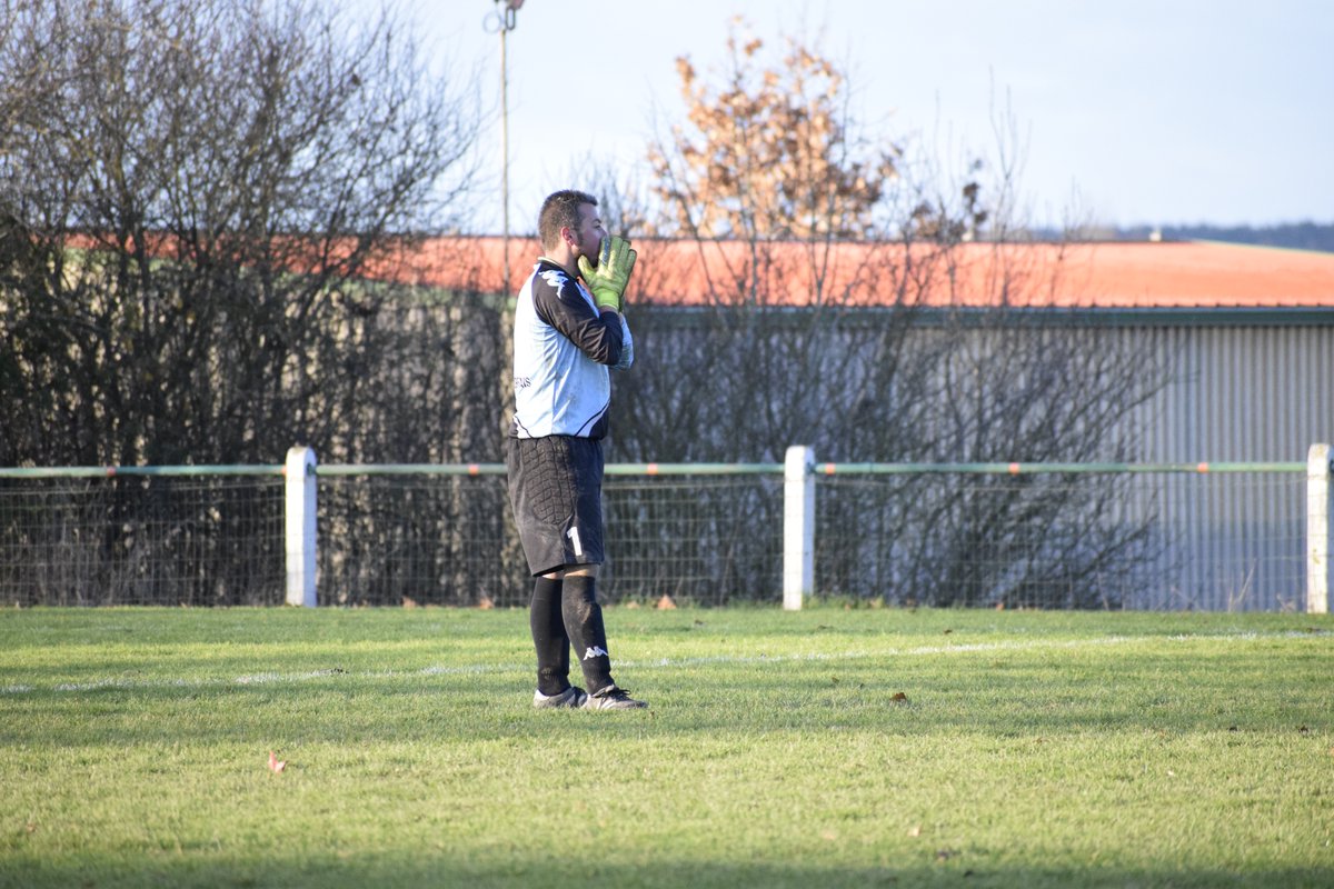 FCML49's tweet image. "PENSEZ A APPELER LA POMMERELLE LES GARS, RESERVEZ POUR 20H" 🌭

Et toi, c'est quoi ton rituel du dimanche soir entre copains ? 🥰

#AllezLesOranges 🧡
📸 Marie Rethore