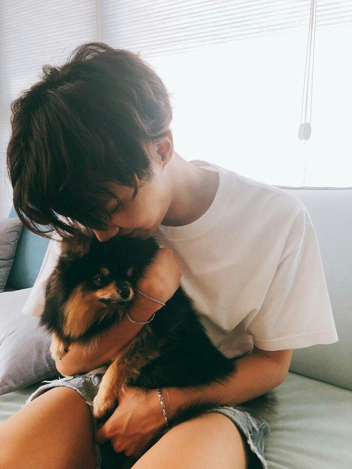 lqvhope's tweet photo. hobi loves yeontan very very very much 🥺
#JHOPE #V #제이홉 #뷔 #방탄소년단 https://t.co/TL4u7ImWB0