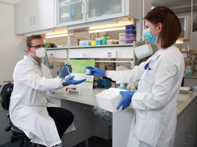 Researchers of the Szentágothai #Research Centre, University of Pécs and RoLink Biotechnology have #inactivated the #coronavirus in a UV chamber developed in-house, using UV-C light, thus making the COVID-19 pathogen more widely accessible for research.
international.pte.hu/news/pecs-viro…