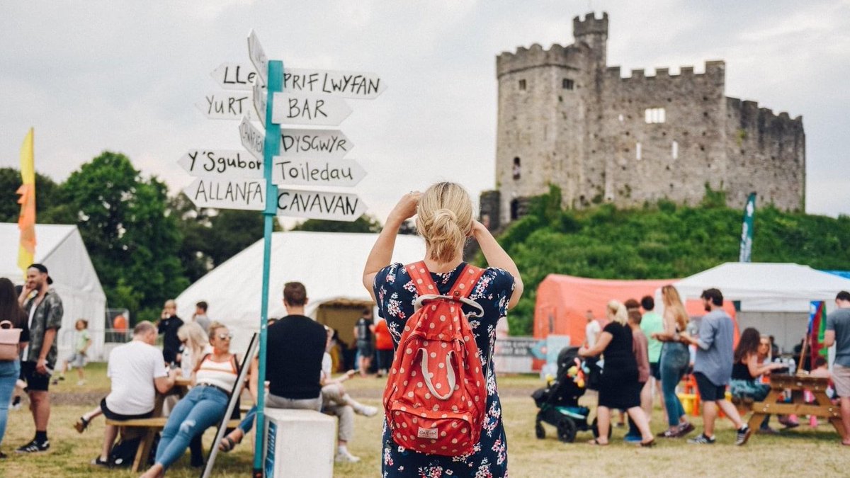 Cofiwch am ein adnoddau hybu dwyieithrwydd, sy'n hyrwyddo'r defnydd o'r Iaith Gymraeg yn y Celfyddydau 👉 bit.ly/3ewiOoF Mae gweithredu’n ddwyieithog yn golygu cydnabod a pharchu’r ffaith fod Cymru’n genedl ddwyieithog. @ComyGymraeg #MaeGenIHawl 📸@Tafwyl