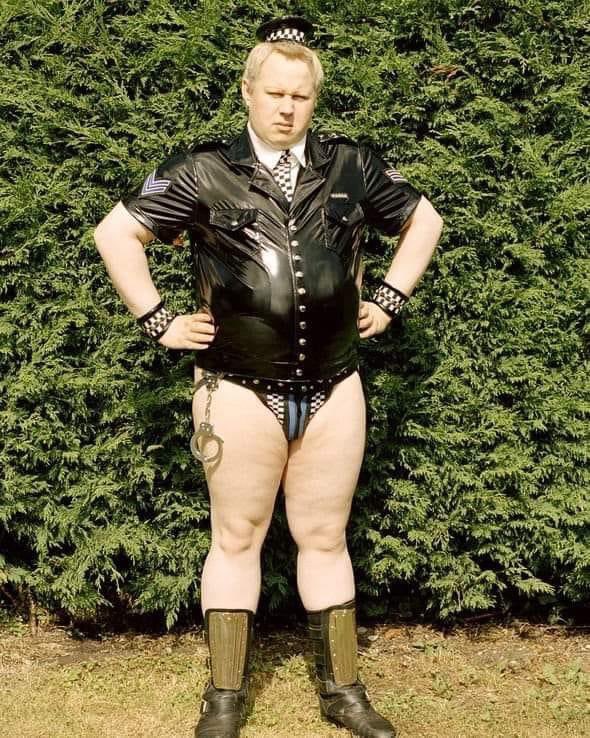 KarlBaker666's tweet photo. Seems Boris Johnson is out and about in Brighton today 🙄😂 #BorisJohnson #bojo #DowningStreetBriefing #PrimeMinister #uk #policecutbacks #policingonabudget #NotOnMyPatch #officerefurbishment @borrisjohnsonn @10DowningStreet #ukcop @UKCopHumour #jointhepolice https://t.co/phQmuk3b0C
