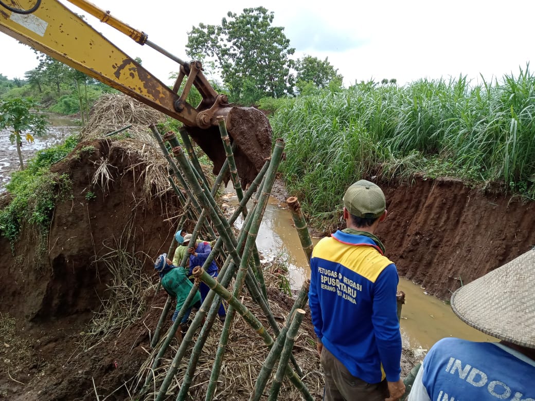 psdaseluna's tweet photo. #dpusdatarujtg
#penanganandarurat

Penanganan Tanggul Jebol 

SUNGAI BAPOH
Desa Margorejo
Kec. Wedarijaksa
Kab. Pati 

bersama @PUPR_SDA_PENA
@dputr_pati  Polri , Pemdes dan warga masyarakat

@ganjarpranowo 
@dpusdatarujtg 
@ekoyunianto1055 
@GusPur354 https://t.co/65jhkjfw3K