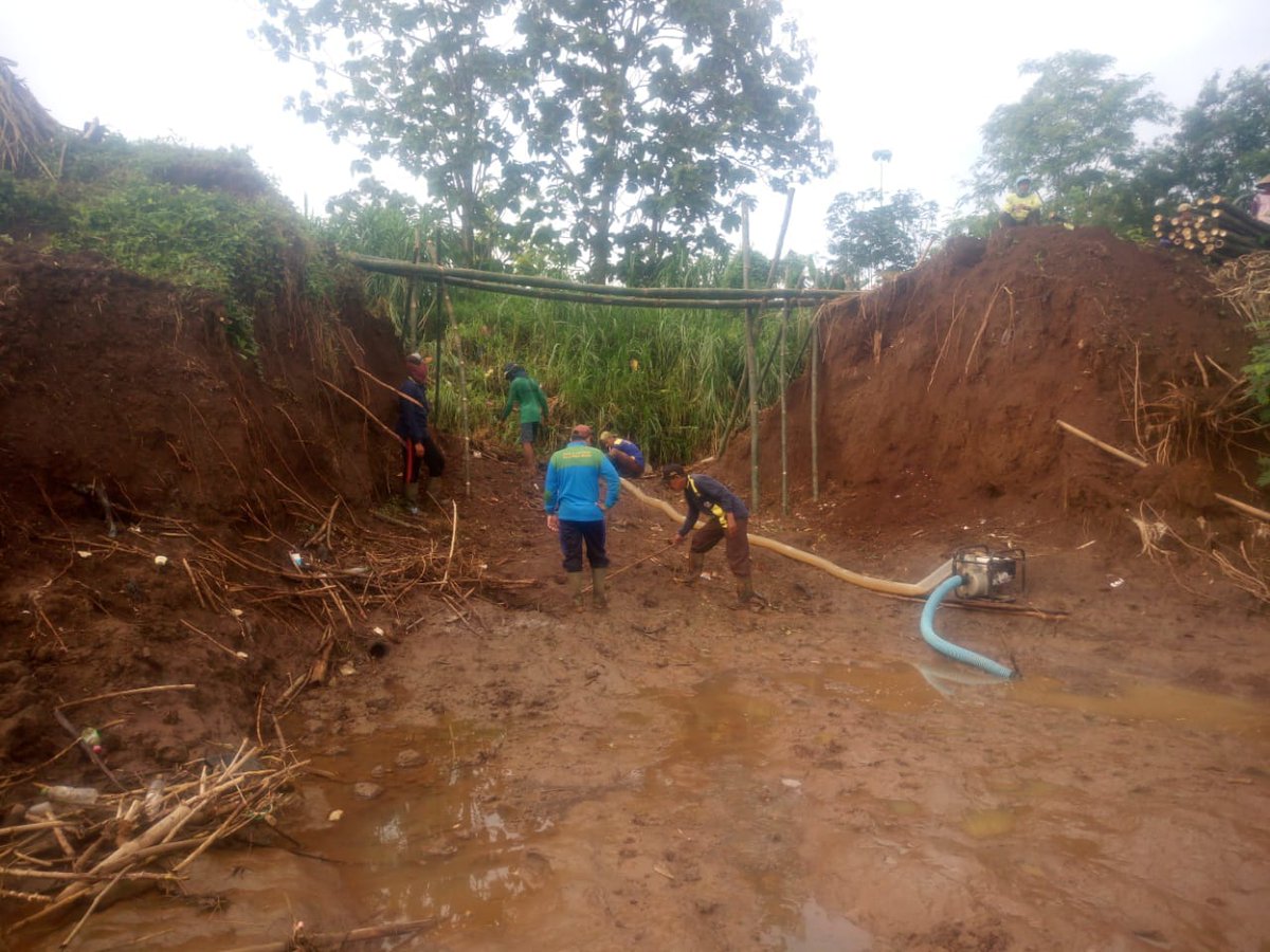 psdaseluna's tweet photo. #dpusdatarujtg
#penanganandarurat

Penanganan Tanggul Jebol 

SUNGAI BAPOH
Desa Margorejo
Kec. Wedarijaksa
Kab. Pati 

bersama @PUPR_SDA_PENA
@dputr_pati  Polri , Pemdes dan warga masyarakat

@ganjarpranowo 
@dpusdatarujtg 
@ekoyunianto1055 
@GusPur354 https://t.co/65jhkjfw3K