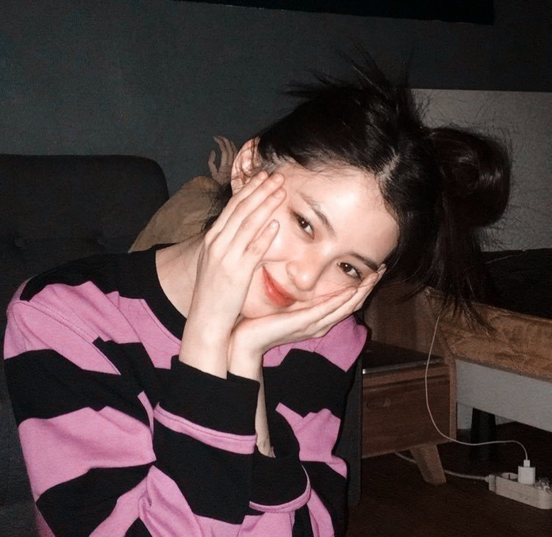 Soheejetaime's tweet photo. Sohee with her fav pose 🐣𓏹🧁
#Hansohee #Sohee #한소희 https://t.co/Osr7NXAzuP