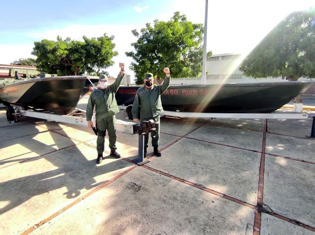 ArmadaFANBVzla's tweet photo. 🔴#Entérate || En el marco de la campaña #NavegandoAlBicentenario, la @ArmadaFANBVzla inició proceso de recuperación de las Lanchas Fluviales G25-629 y G25-617, adscritas a la @AB_BRIMF6 apadrinadas por el VA @rgarciazambrano y el VA William Wessolossky Padilla.
@NicolasMaduro https://t.co/Xw2tSP94L1