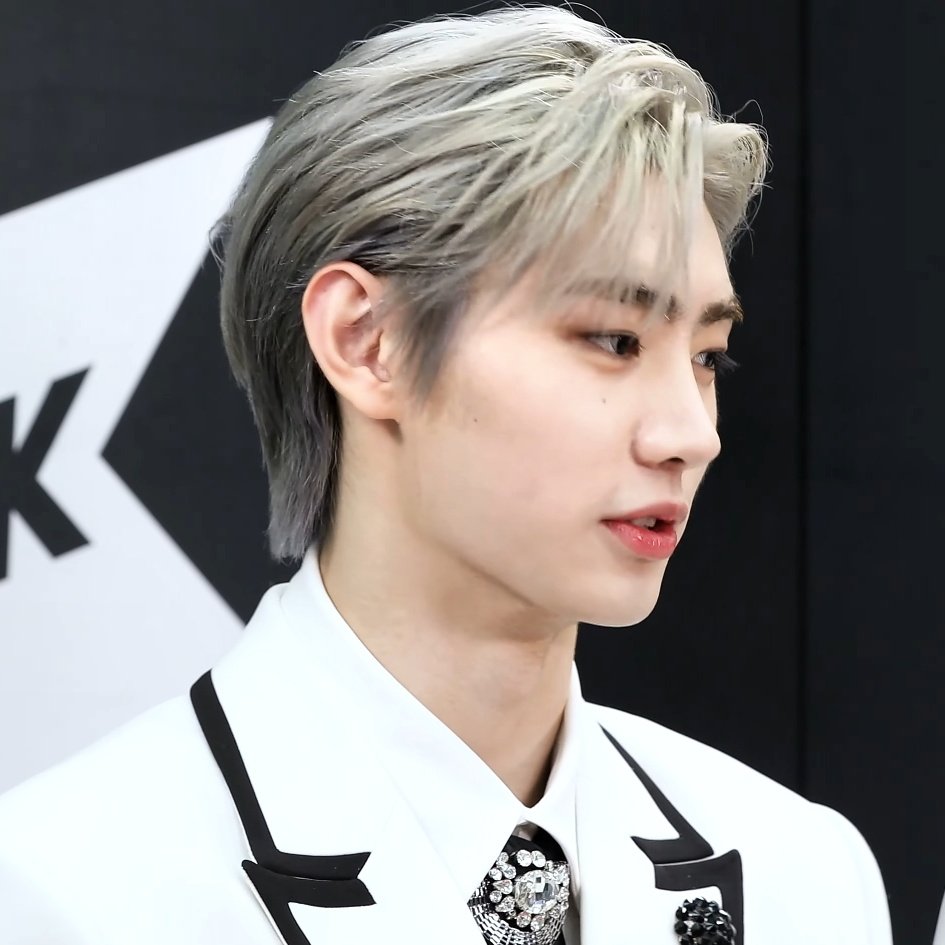 02EBOYS's tweet photo. one of their best looks https://t.co/ubBh4AEmkr