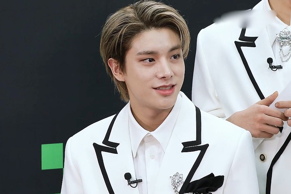 02EBOYS's tweet photo. one of their best looks https://t.co/ubBh4AEmkr