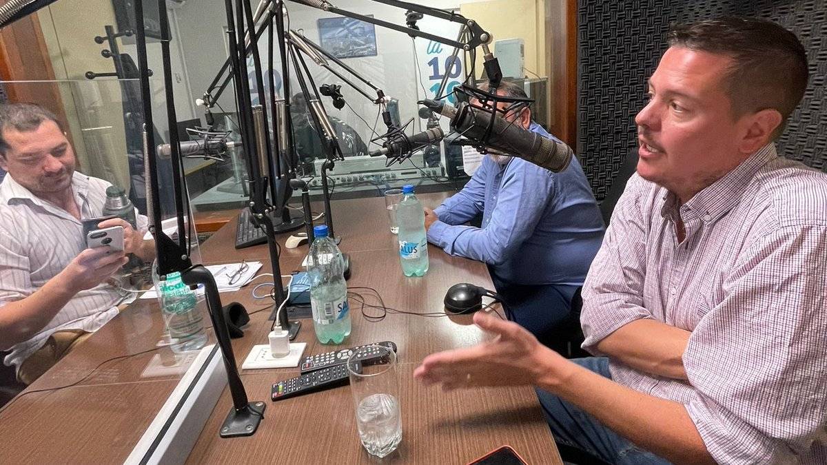 TIRANDO1010's tweet photo. 📻 #AHORA | Recibimos en estudios a Gonzalo Lucas y Antonio Palma, dirigentes de #Nacional e integrantes de la lista de #Compromiso1899 🔵⚪️🔴 https://t.co/BJpkeTxeJo