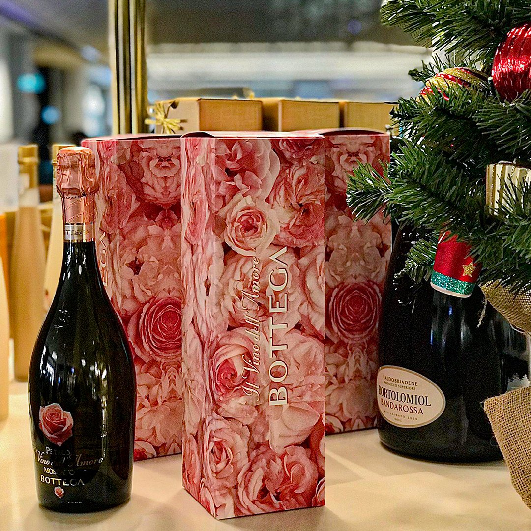 RizzoliProsecco's tweet photo. Our Annual Gift Portfolio is now live!🎁 #gift #giftideas 

Choose from:
• Gift wrapped Bottega Truffles and Prosecco £12
• Bottega Rose Prosecco with scented box £20
• Bottega Italian Gin £30
• Bottega Flavoured Liquors £18
• Bottega Mini Prosecco Gift Set £25 https://t.co/p8PhELpuGr