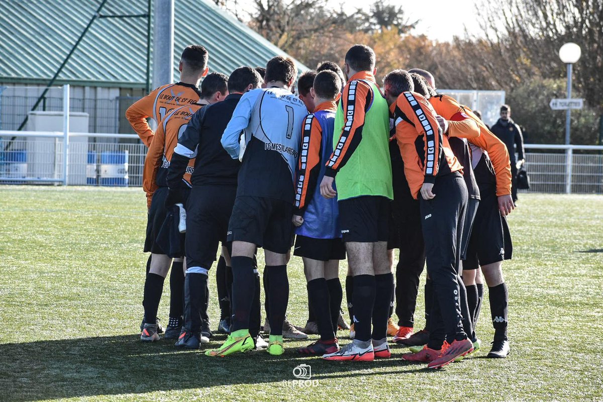 FCML49's tweet image. "J'ai eu deux fois la carte Ronflex à Noël les gars, qui me l'échange ?" 🤯

Alors, qui a eu des pieds sous le sapin ? 🦶

#AllezLesOranges 🧡
📸 BeProd Photos
