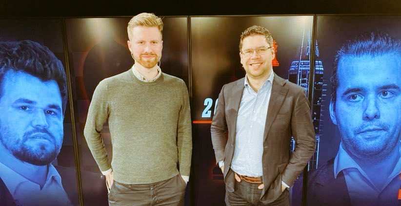 Dagens gjest i #vgsjakk-studio er <a href="/Natlandsmyr/">Eirik Natlandsmyr</a>. Som generalsekretær i Norges Sjakkforbund jobber han hardt for å inspirere og hjelpe internettspillere til å bli en del av det organiserte sjakklivet.

Magnus cruiser inn til VM-tittel fra kl 13 direkte.vg.no/sjakk-vm-2021/…