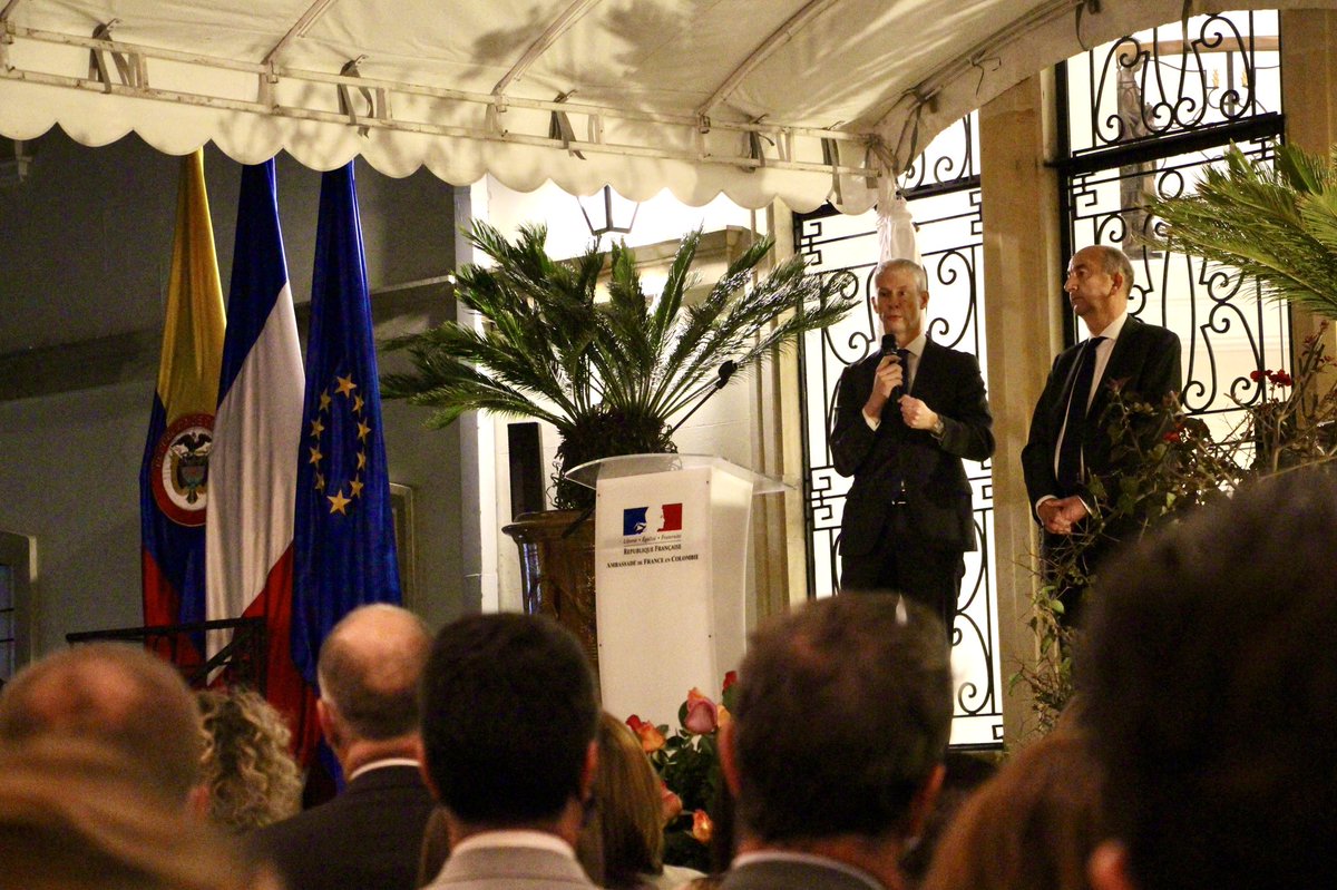 Des acteurs économiques 🇫🇷 présents en 🇨🇴, à la délégation d’entreprises du <a href="/MEDEF_I/">MEDEF International</a>, en passant par les VIE: c’est ça l’#ÉquipeFranceBusiness !
Une seule équipe qui réunit des savoir-faire uniques reconnus dans le monde entier. Notre relation 🇫🇷🇨🇴 a de beaux jours devant elle !