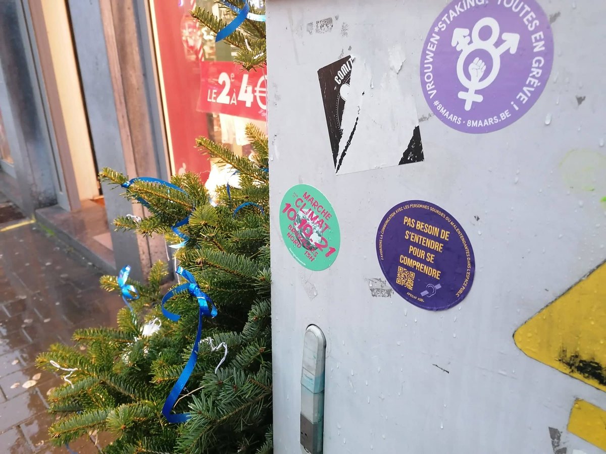 Vous êtes plusieurs à nous avoir envoyé  des photos d'où vous avez trouvé nos autocollants :D (que ce soit à Namur ou Bruxelles...) Notre message touche beaucoup de monde et on est hyper contente de votre implication pour le diffuser !!