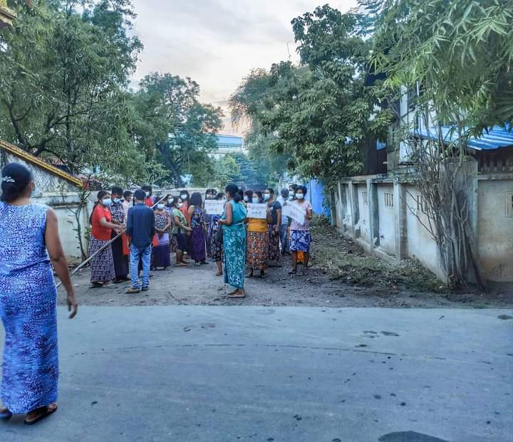 Poeway2phyo's tweet photo. The people in a ward of #Monywa township gathered on the evening of December 7, showing their opposition to terrorist military regime.

#Cambodia_RejectTerrorists
#Dec7Coup 
#WhatsHappeningInMyanmar https://t.co/3Ym66FIc4Y