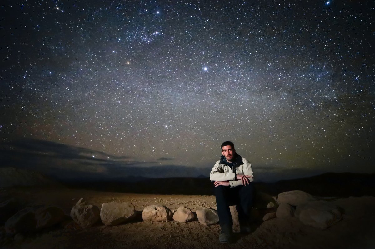 Atacama est le désert le plus sec du monde (hors pôles) et a un ciel nocturne d’une qualité exceptionnelle. Forcément, je n’ai pas résisté à l’envie de prendre la pose devant Orion… #Astrophotographie #astronomie