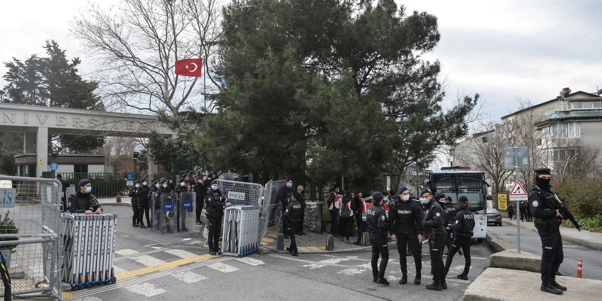 Dün kayyum genel sekreteri Nedim Malkoç ile yaşadığı gerginlik sonrası güvenlik ve sivil polis tarafından tehdit edilen bir arkadaşımız bugün GBT bahanesiyle gözaltına alındı. Şu an karakolda tutulan arkadaşımız adliyeye sevk edilecek. 

Arkadaşımız derhal serbest bırakılsın!