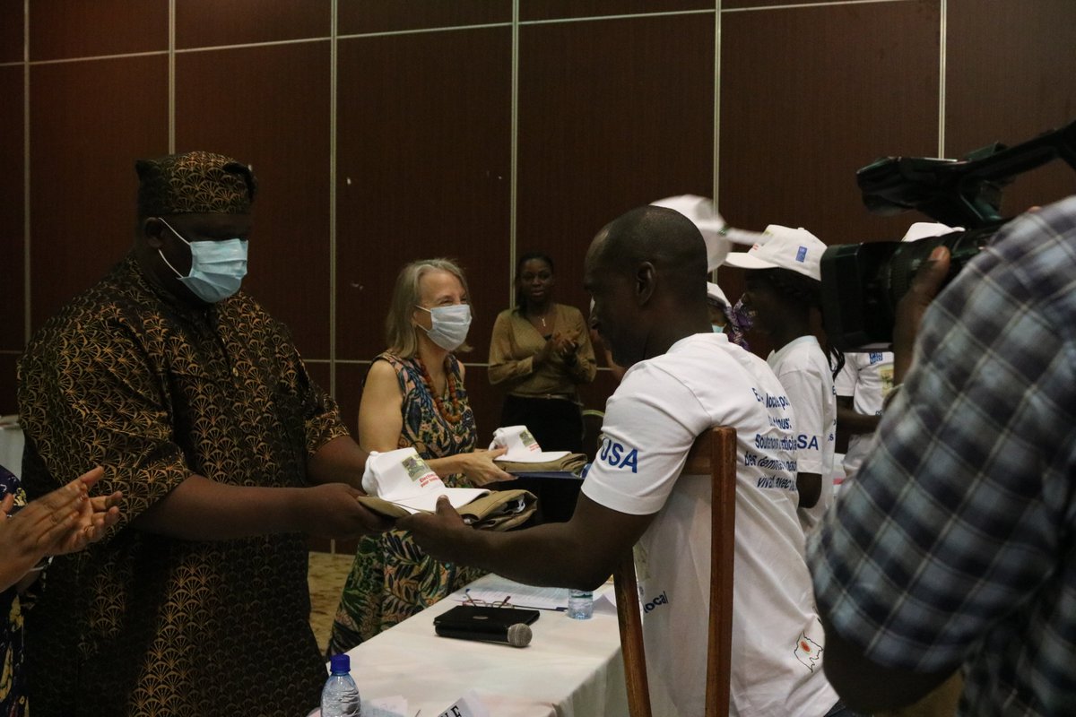 PNUD_RCA's tweet photo. Les femmes et les personnes avec handicap de RCA exigent une bonne représentativité à l'élection locale. Leur plaidoyer élaboré avec l'appui de @PNUD_RCA est remis à l'#ANE et @USAAmbCAR le 03 déc. Elles veulent plus de sensibilisation et conditions propices à leur participation. https://t.co/xGFV2DccAD