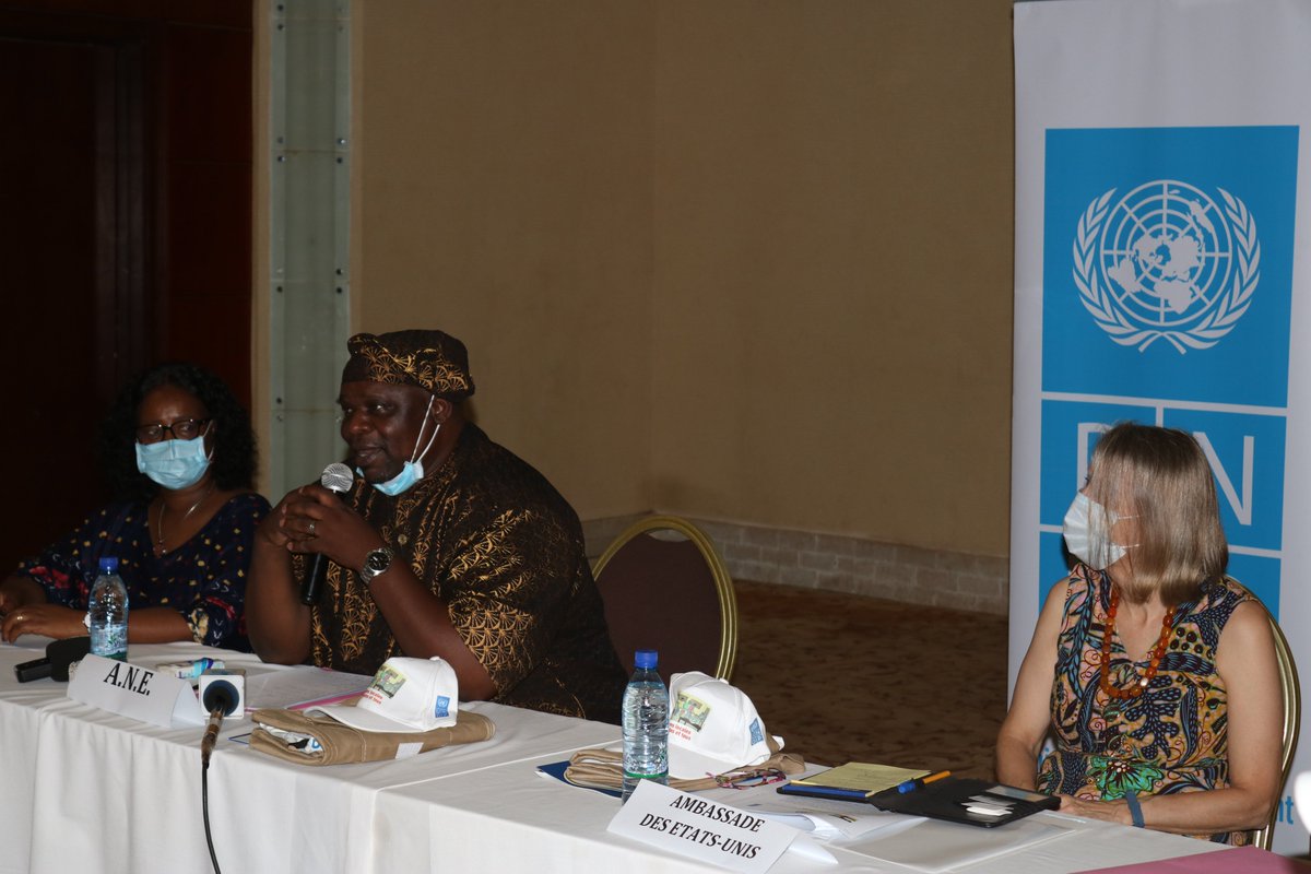 PNUD_RCA's tweet photo. Les femmes et les personnes avec handicap de RCA exigent une bonne représentativité à l'élection locale. Leur plaidoyer élaboré avec l'appui de @PNUD_RCA est remis à l'#ANE et @USAAmbCAR le 03 déc. Elles veulent plus de sensibilisation et conditions propices à leur participation. https://t.co/xGFV2DccAD