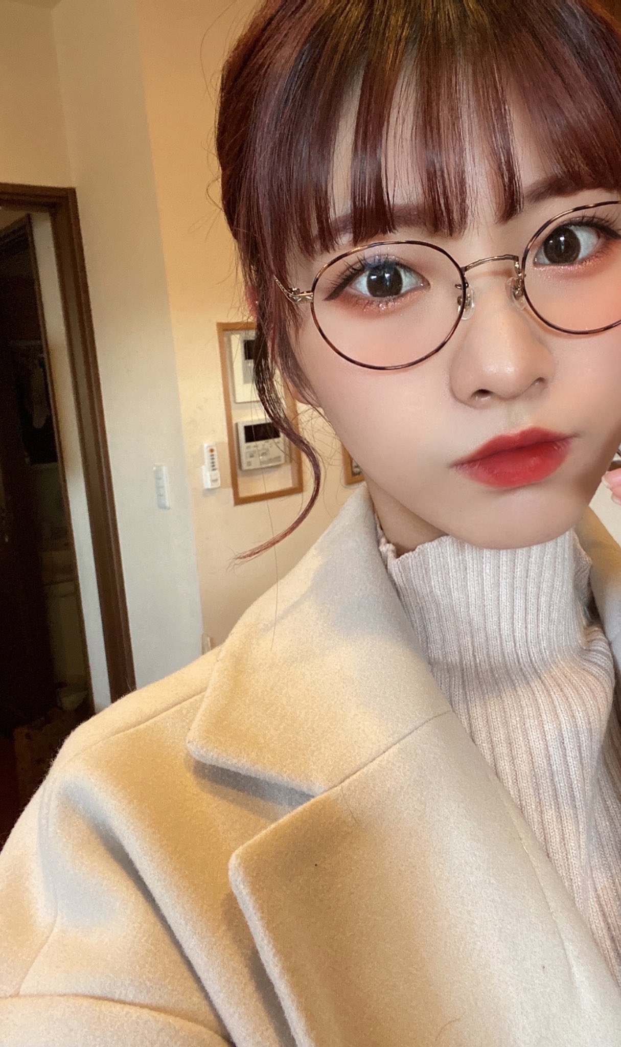 エノ Jinsのチークカラーレンズ面長にはピッタリすぎて買ってからメガネない状態だと物足りなくて毎日つけてる レンズ 下が違和感ない程度にピンクになっているから中顔面が短く見えるし 顔の重心が下に見えるの 21年買ってよかったものに間違いなく入る