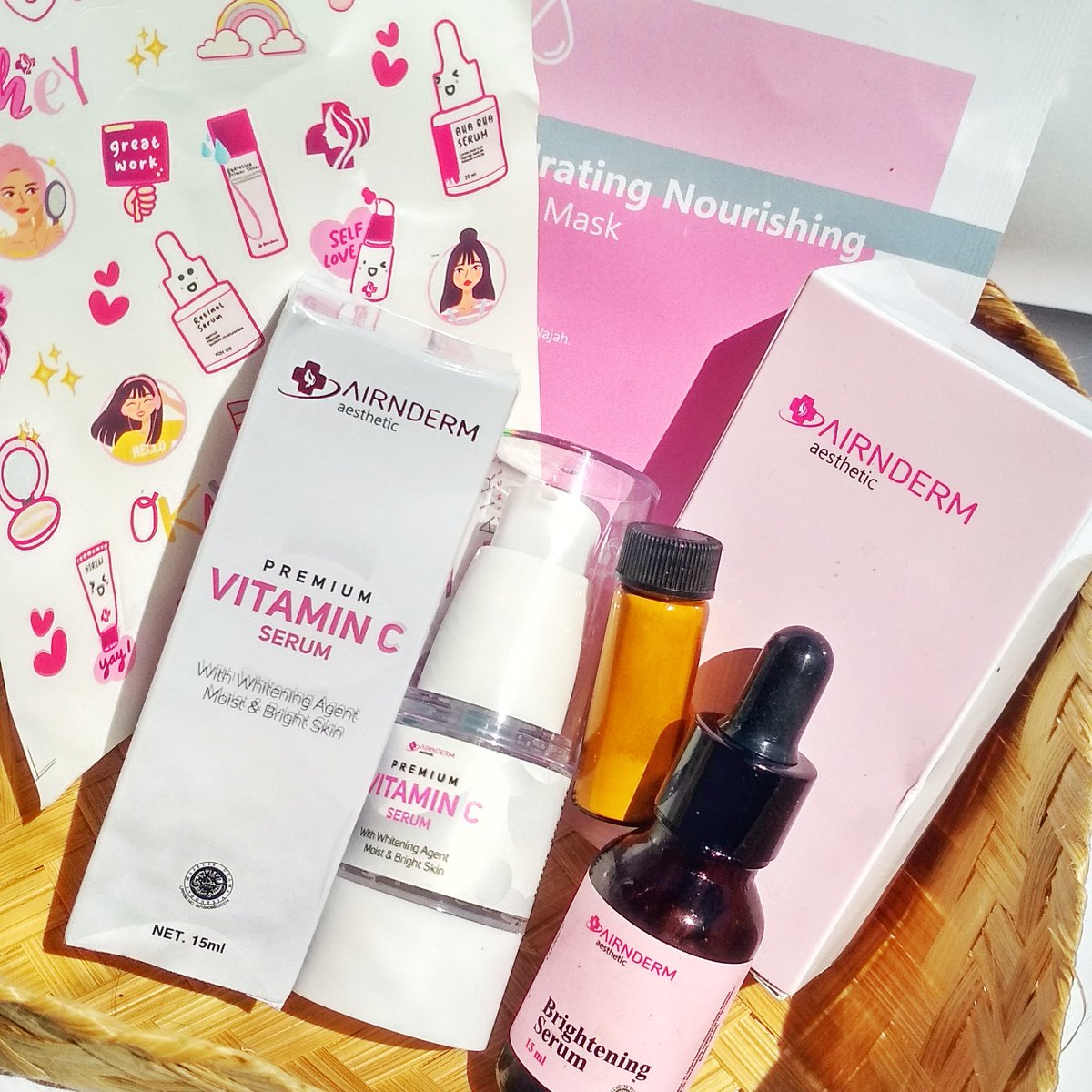wooameng's tweet photo. Aku kedatengan paket dr @airinbeautycare yg MashaAllah sekali baik banget ke temen-temen reviewer yah 🥺🥺❤️ yg butuh rekomendasi serum vit c wajib merapat sih ke thread ini👌 
Karena aku udh make beberapa kali jd sekalian share unboxing &amp; first impressionnya ya👇#racuninskincare https://t.co/PxGmE6kIfI