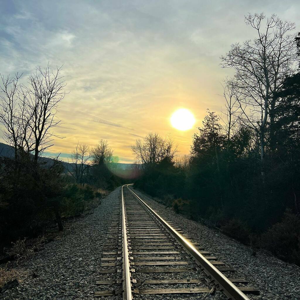 culverlake's tweet photo. #metrotrails #sundayhikeday #hike #at #appalachiantrail #pochuckmountain #vernonvalley #warwick #rr #lehighandhudsonriverrailway https://t.co/MkF5rDsaHa https://t.co/Ly5H0AgcLY