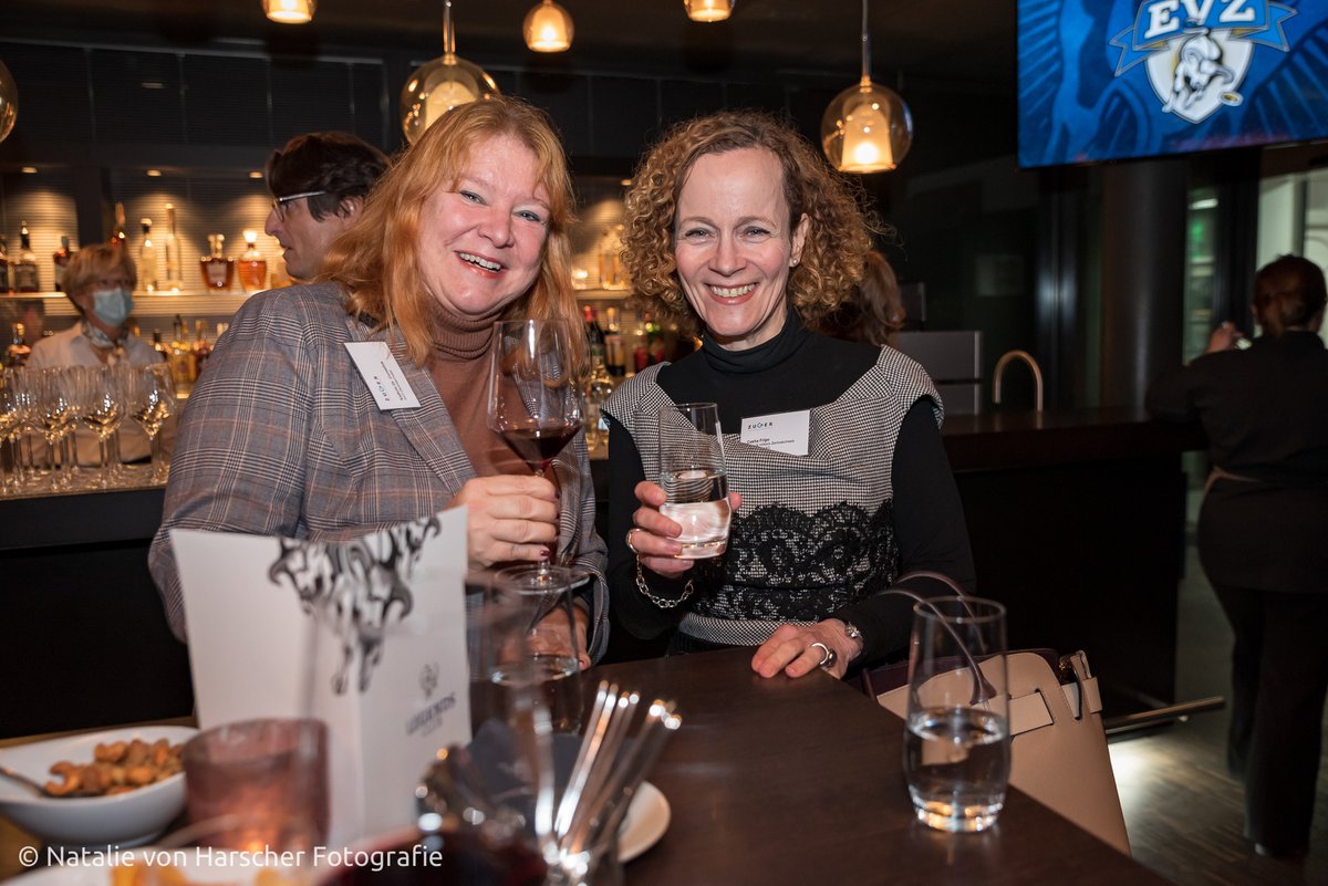 Apero im 𝐋𝐞𝐠𝐞𝐧𝐝𝐬 𝐂𝐥𝐮𝐛 , Führung durch die Bossard-Arena und der momentan verletzte EVZ-Spieler #LivioStadler als Überraschungsgast: Wer nicht dabei war am After Work Get together der Zuger Wirtschaftskammer am 1. Dezember, hat was verpasst.😀🏑⛸️ Danke <a href="/official_EVZ/">EVZ</a>!