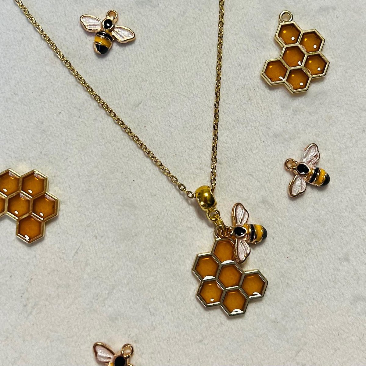 BeadleBums's tweet photo. 🎄🛍 Check out the shop for great holiday handmade gifts for your loved ones or just for yourself! https://t.co/ahYfskJX2h #handmadejewelry #smallbusiness #handmadegifts #etsyshop https://t.co/9GEP6IUCAI