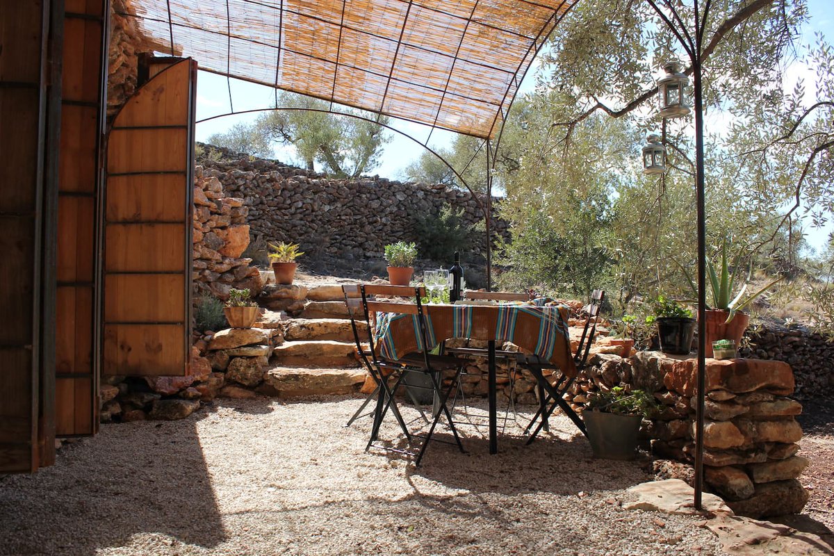 Casa Cueva Abovedada.
Construido bajo tierra con un fuerte anillo como la forma de los techos curvos y pozos de luz son una fiesta para los sentidos , el cambio de la interacción de la luz como el sol se mueve por encima.

Fuente: airbnb.es