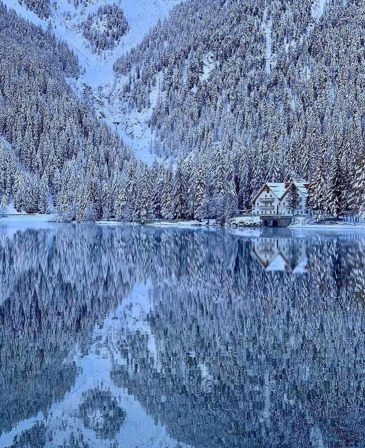sergiodesiena's tweet photo. Lo specchio del lago di Braies... ❄️❄️ https://t.co/eCyTgf1C5a
