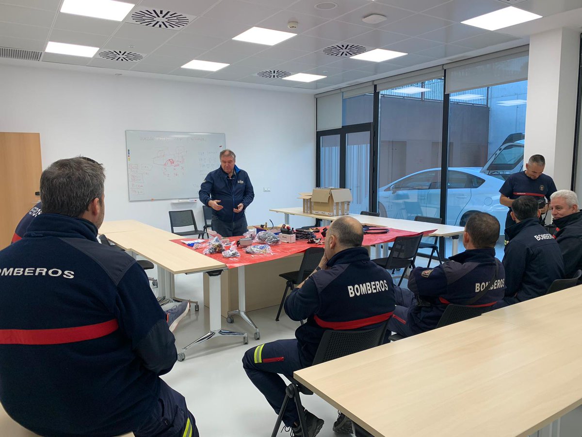 fernandezcenter's tweet photo. Nuestro agradecimiento a Dº Juan Manuel Cervantes JM Cervantes por contar con nosotros y poder colaborar en el curso "Intervenciones seguras con vehículos de nueva propulsión" organizadas por Mentor Training Rescue https://t.co/ndZ0YnPn5r Savyt Rescue.@PrinsAutogas_es https://t.co/oWRlGfdueA