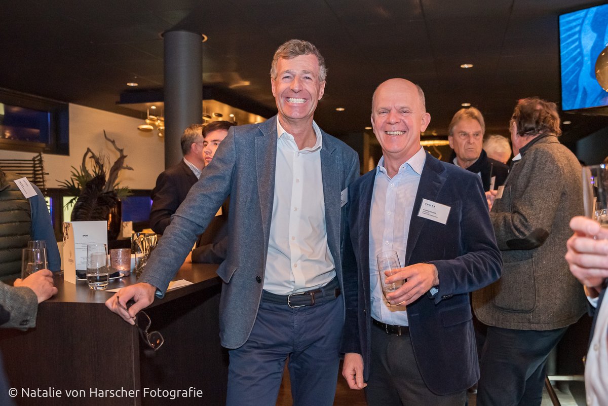 ZWKZug's tweet photo. Apero im 𝐋𝐞𝐠𝐞𝐧𝐝𝐬 𝐂𝐥𝐮𝐛 , Führung durch die Bossard-Arena und der momentan verletzte EVZ-Spieler #LivioStadler als Überraschungsgast: Wer nicht dabei war am After Work Get together der Zuger Wirtschaftskammer am 1. Dezember, hat was verpasst.😀🏑⛸️ Danke @official_EVZ! https://t.co/8U8NTVfh0m