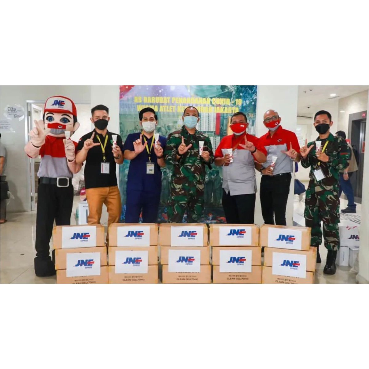 JNE_ID's tweet photo. Makna dan nilai yang telah dijalankan oleh JNE selama 31 Tahun yaitu menjunjung tinggi toleransi, perbedaan dan mengutamakan 3 filosofi utama, Berbagi, Memberi, Menyantuni.

Semoga JNE dapat berkontribusi dan memberikan manfaatbagi masyarakat.

#JNE #JNE31Tahun #JNEMajuIndonesia https://t.co/3OFENukVjg