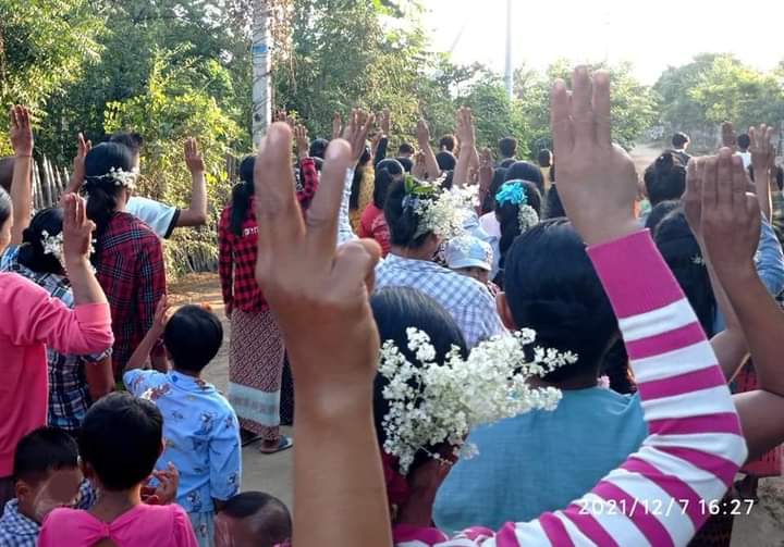 b3rry_y's tweet photo. Myaing Basic Education General Strike Committee and residents joining anti-coup march strike this evening.

#Cambodia_RejectTerrorists
#WhatsHappeningInMyanmar
#Dec7Coup https://t.co/piflIblJzJ