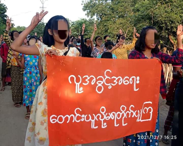b3rry_y's tweet photo. Myaing Basic Education General Strike Committee and residents joining anti-coup march strike this evening.

#Cambodia_RejectTerrorists
#WhatsHappeningInMyanmar
#Dec7Coup https://t.co/piflIblJzJ